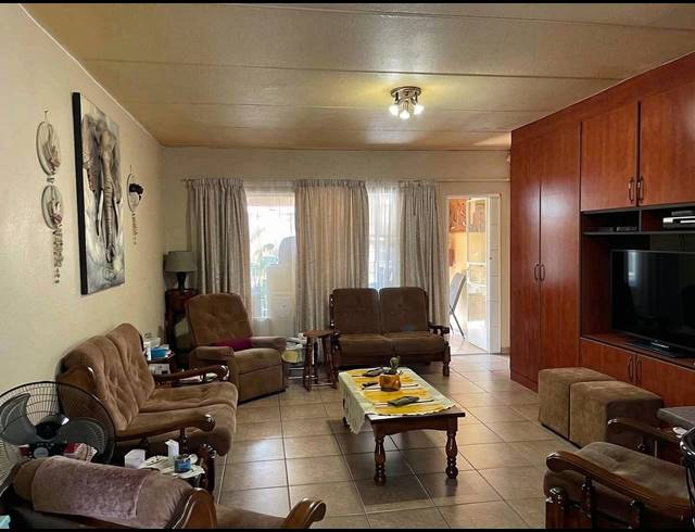2 BEDROOM FLAT FOR SALE IN VANDERBIJLPARK SE 2